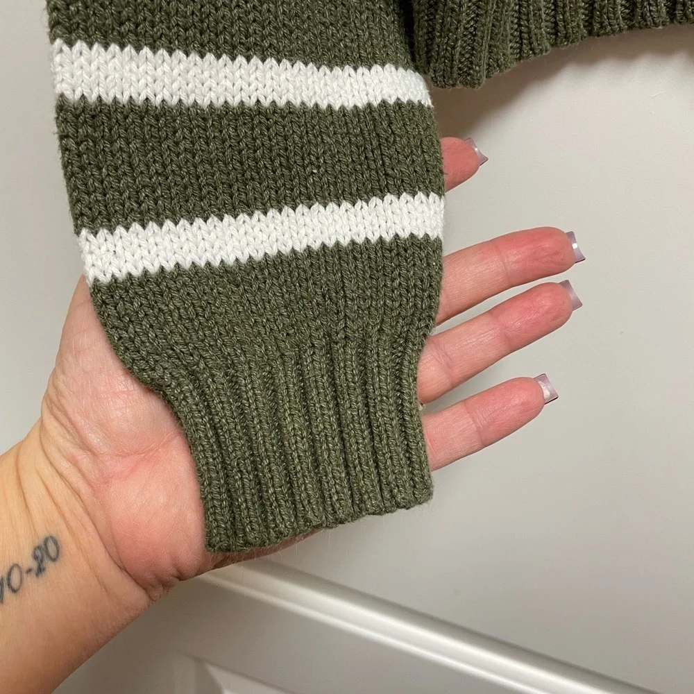 American Eagle Sz XS Army Green Cream Striped V-Neck Cropped Long Sleeve Sweater